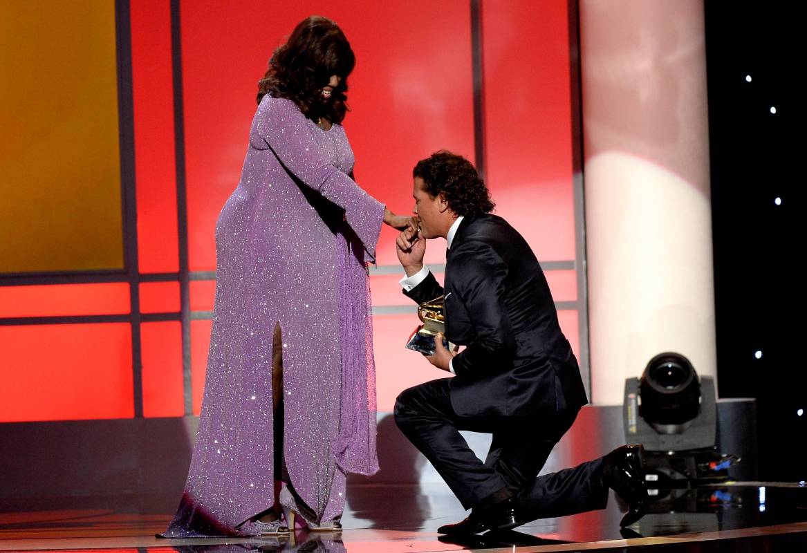 Carlos Vives recibió el Grammy de la gran Gloria Gaynor. AFP