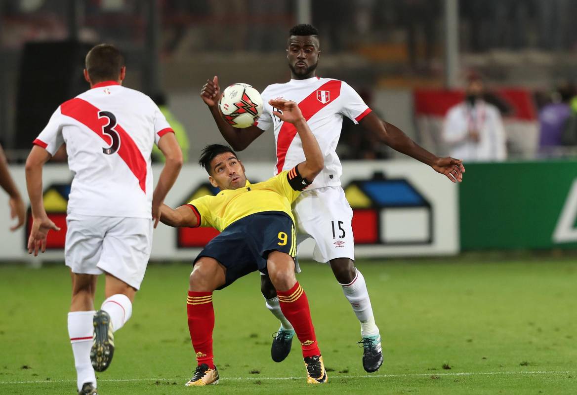 Los dirigidos por Pekerman soportaron con valentía y sentido de pertenencia los últimos minutos del juego clave. Rusia 2018 espera por Falcao y compañía. FOTOS REUTERS Y AFP