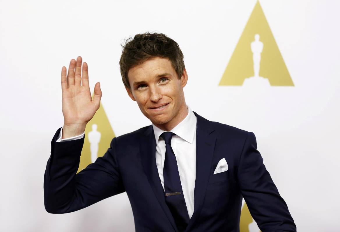 Eddie Redmayne llega al homenaje de La Academia a los nominados a los Oscar 2015. Disputa la estatuilla como mejor actor por su papel en La teoría del todo. FOTO Reuters