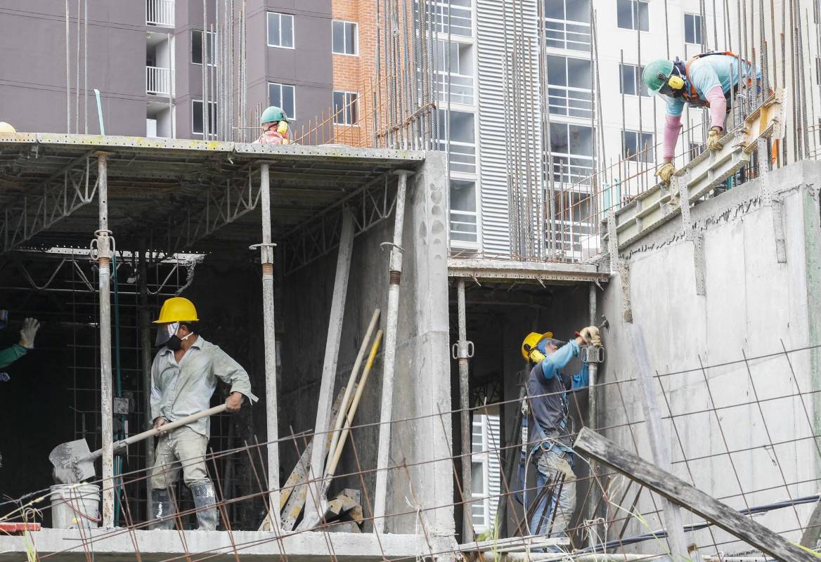 Trabajadores se hacen mas frecuentes en las construcciones, después de que el gobierno nacional permitió que en esta época de cuarentena se reactivaran estas labores para mejorar la economía tanto de los obreros como las constructoras. Foto: Manuel Saldarriaga Quintero