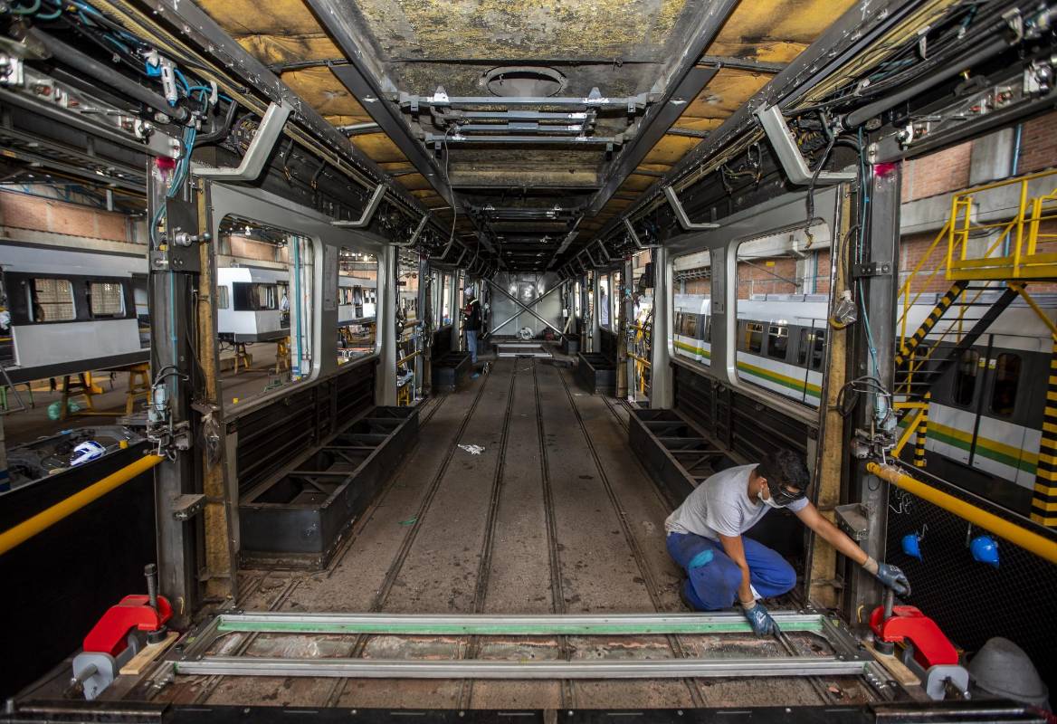 Los trenes 19 y 22 de la serie MAN, de los cuarenta y dos de la primera generación del Metro de Medellín, entraron a mantenimiento general en los talleres del Metro en Bello. Foto: Camilo Suárez 