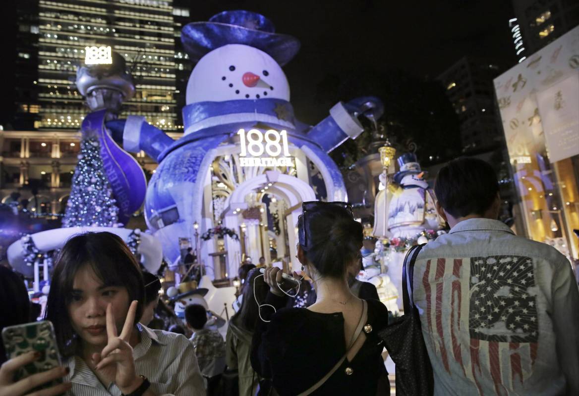 En Jakarta, Indonesia, los hombres de nieve y las luces adornan las plazas centrales. FOTO AP