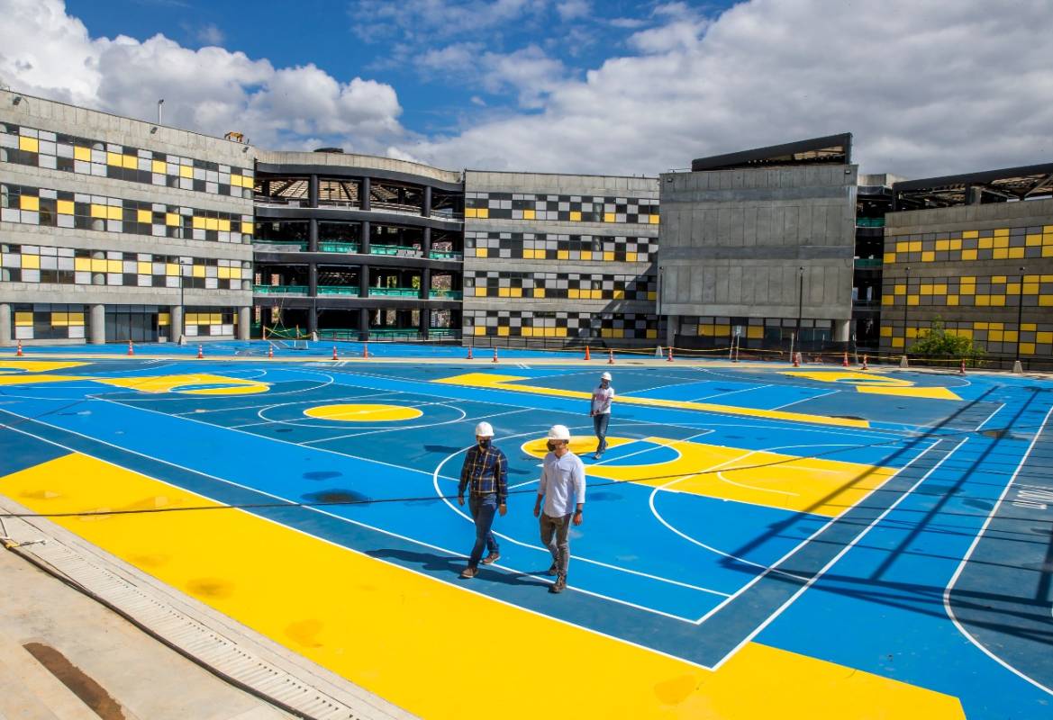 La infraestructura física de este proyecto, ubicado entre las comunas 12 y 13, tiene un avance de obra del 99 %. La componen 14 edificios, con 16 aulas convencionales y 18 aulas multipropósito. Sus instalaciones tienen equipamiento de alta tecnología y laboratorios. También se construyeron zonas deportivas y gimnasio al aire libre, además posee espacios flexibles que pueden cambiarse según la necesidad académica de la comunidad. FOTO JUAN ANTONIO SÁNCHEZ