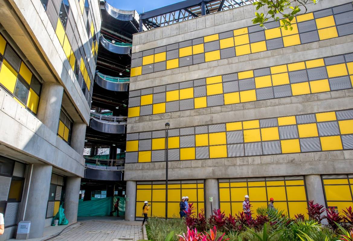 La infraestructura física de este proyecto, ubicado entre las comunas 12 y 13, tiene un avance de obra del 99 %. La componen 14 edificios, con 16 aulas convencionales y 18 aulas multipropósito. Sus instalaciones tienen equipamiento de alta tecnología y laboratorios. También se construyeron zonas deportivas y gimnasio al aire libre, además posee espacios flexibles que pueden cambiarse según la necesidad académica de la comunidad. FOTO JUAN ANTONIO SÁNCHEZ