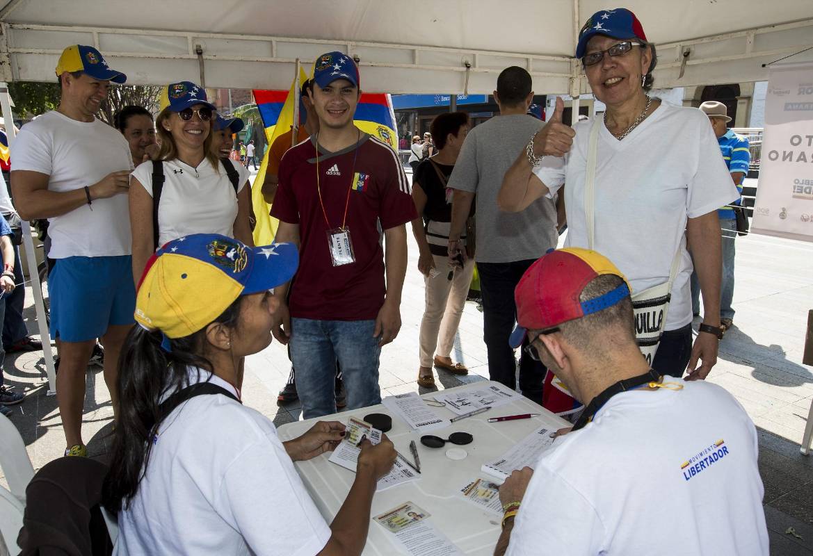 En las mesa había voluntarios de todas partes de Venezuela. FOTO JAIME PÉREZ