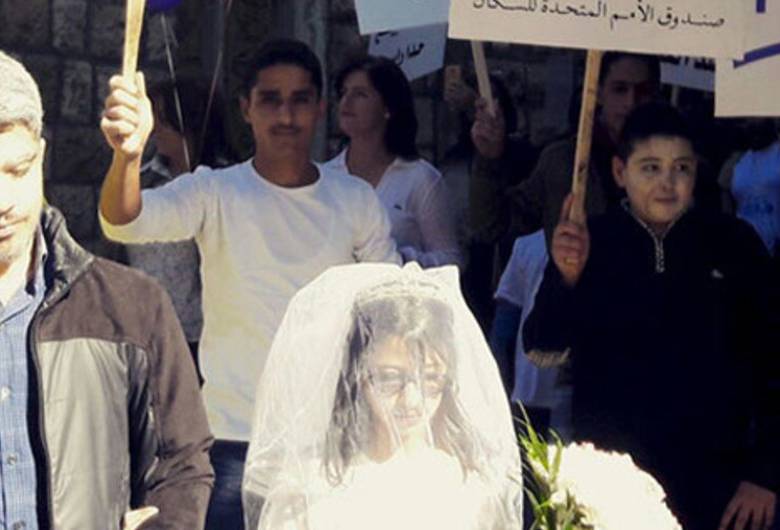 Niña vestida de novia en una marcha contra el matrimonio infantil y la violencia de género en Líbano. FOTO: ONU