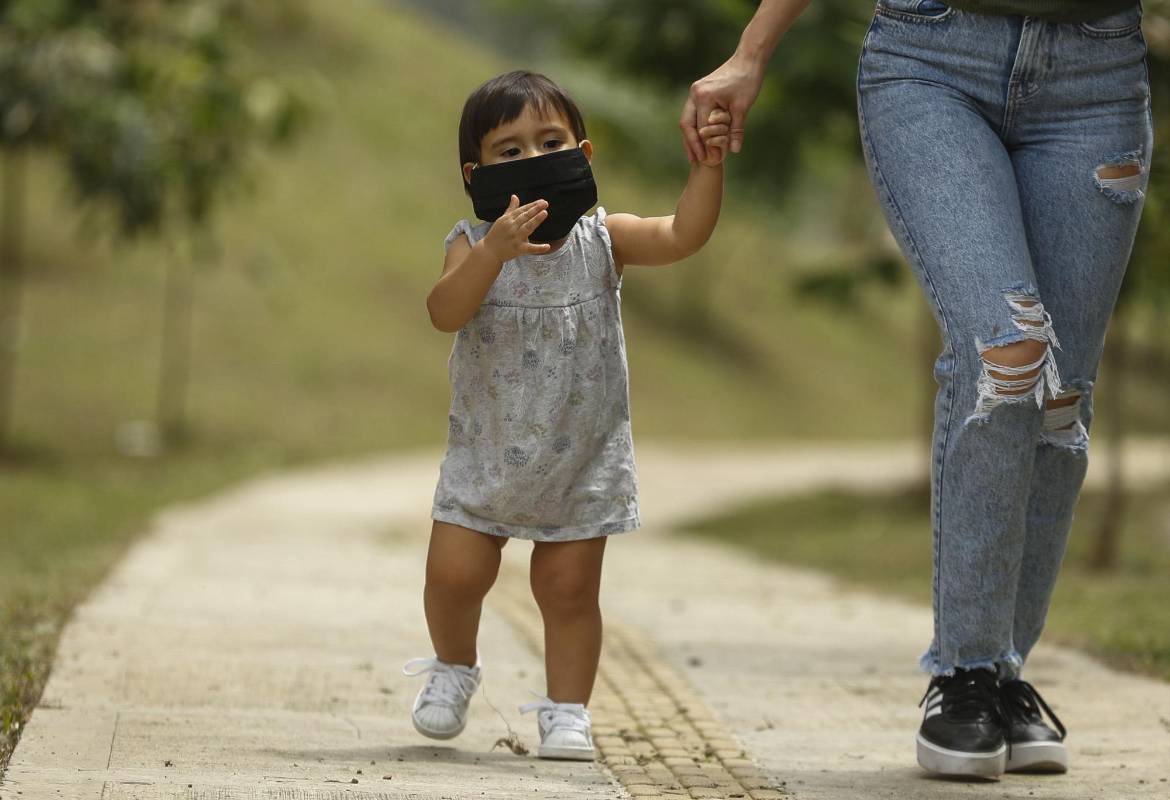 Los niños en la semana podrán salir tres veces de su casa por espacio de 30 minutos, siempre acompañados de un adulto responsable. Foto Manuel Saldarriaga Quintero.