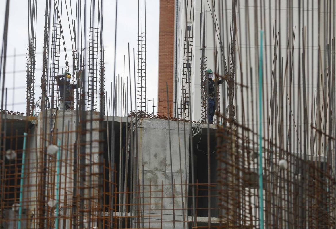 Trabajadores se hacen mas frecuentes en las construcciones, después de que el gobierno nacional permitió que en esta época de cuarentena se reactivaran estas labores para mejorar la economía tanto de los obreros como las constructoras. Foto: Manuel Saldarriaga Quintero