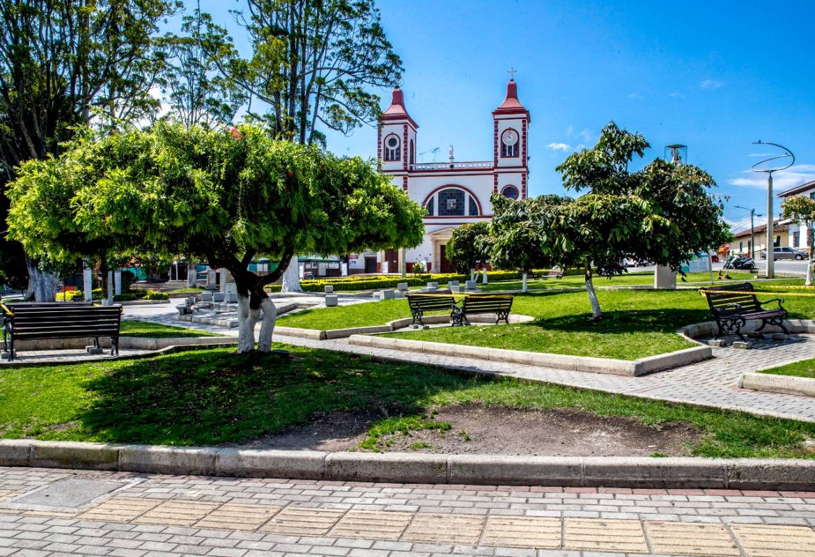 Los habitantes de La Unión, en el Oriente de Antioquia, respetan la cuarentena y las calles de la cuarentena se quedan poco a poco vacías. Foto: Juan Antonio Sánchez. 