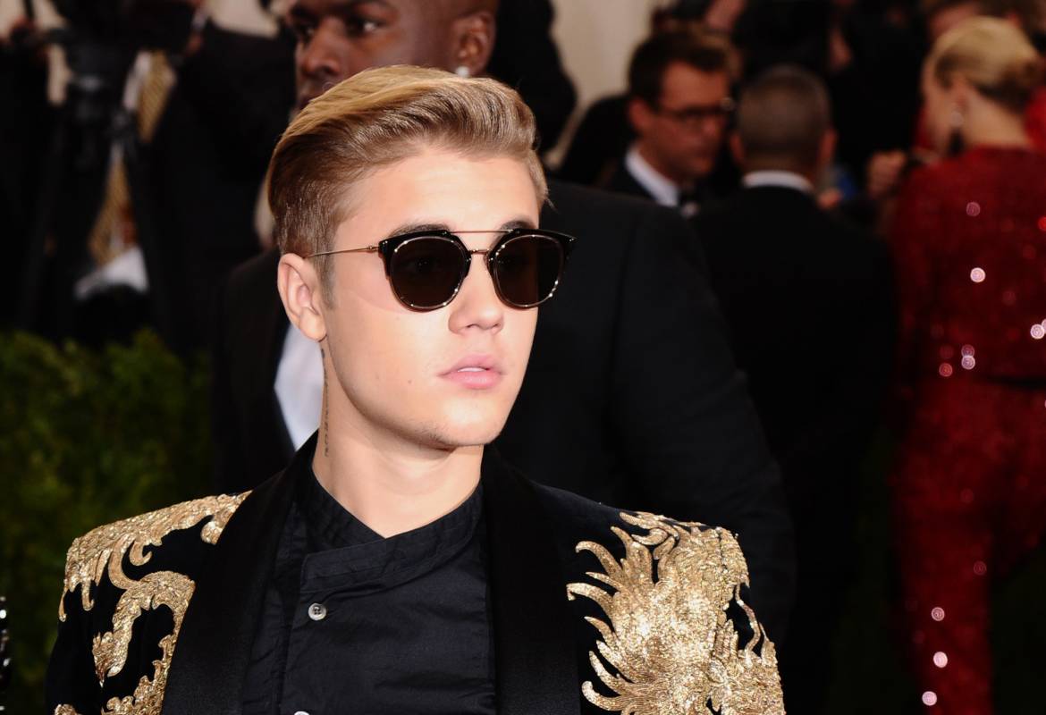 Justin Bieber con chaqueta de apliques dorados de Balmain. FOTO AP