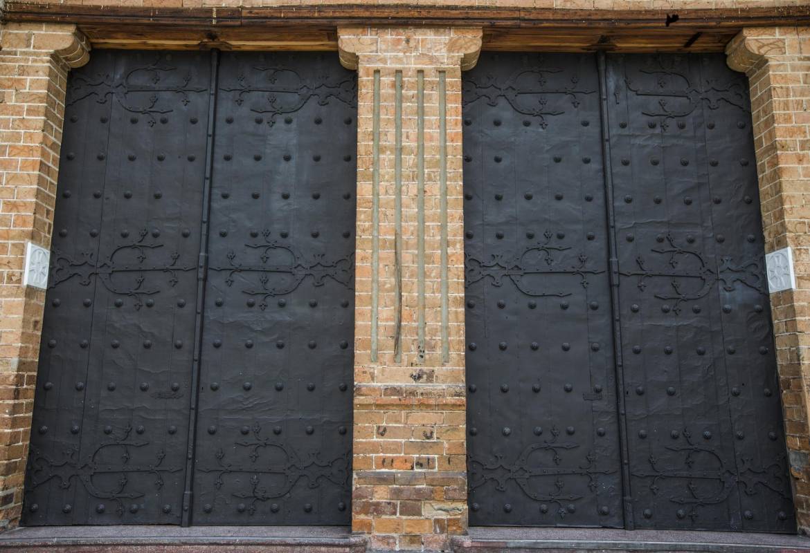 Las puertas de la catedral ameritan que nunca estuvieran cerradas porque cada pieza, cada pared, cada rincón, cada cuadro contribuyen con el patrimonio de Medellín. FOTO JULIO CÉSAR HERRERA 