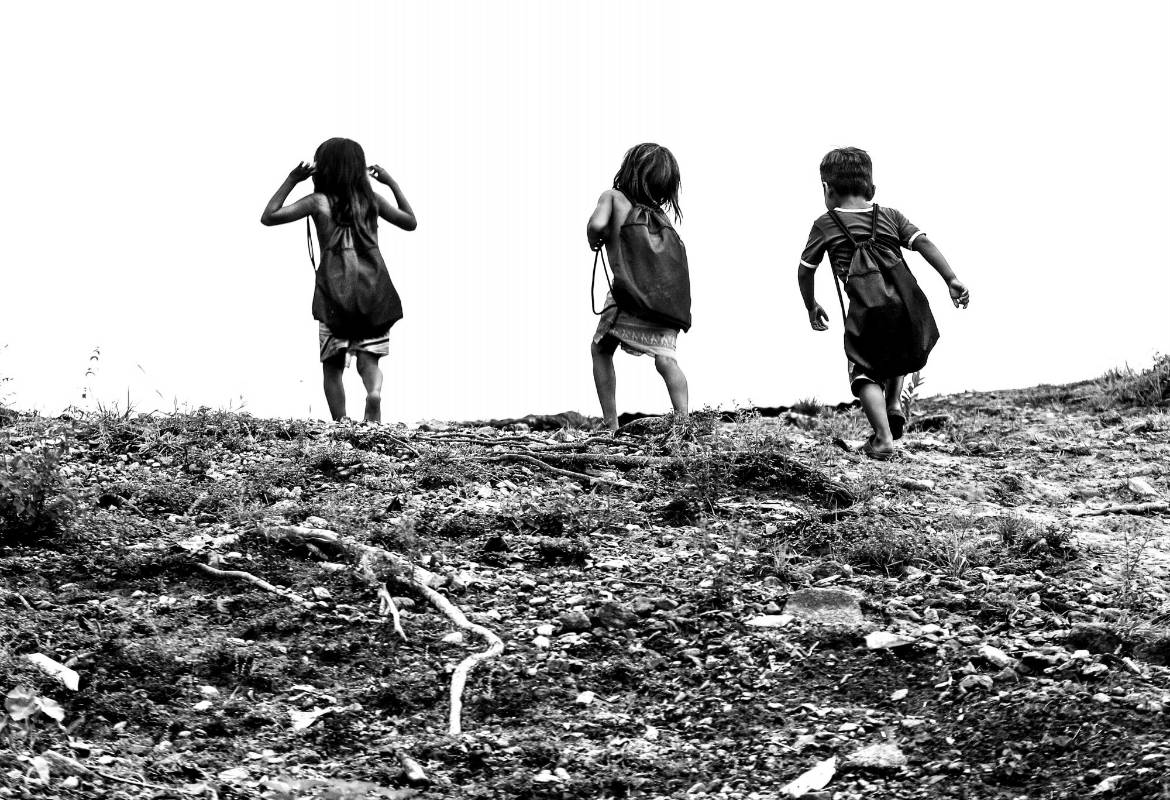 Cada día, 97 niños Emberá atraviesan selvas y ríos para asistir a clases en una zona rural. Foto: Manuel Saldarriaga Quintero.