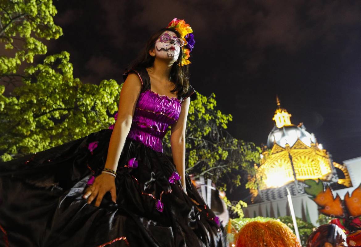 La llorona, el cura sin cabeza, la patasola y otros mitos y leyendas hacen parte del tradicional desfile en la ciudad de Medellín, que es considerado patrimonio cultural inmaterial de Latinoamérica. Foto: Manuel Saldarriaga Quintero