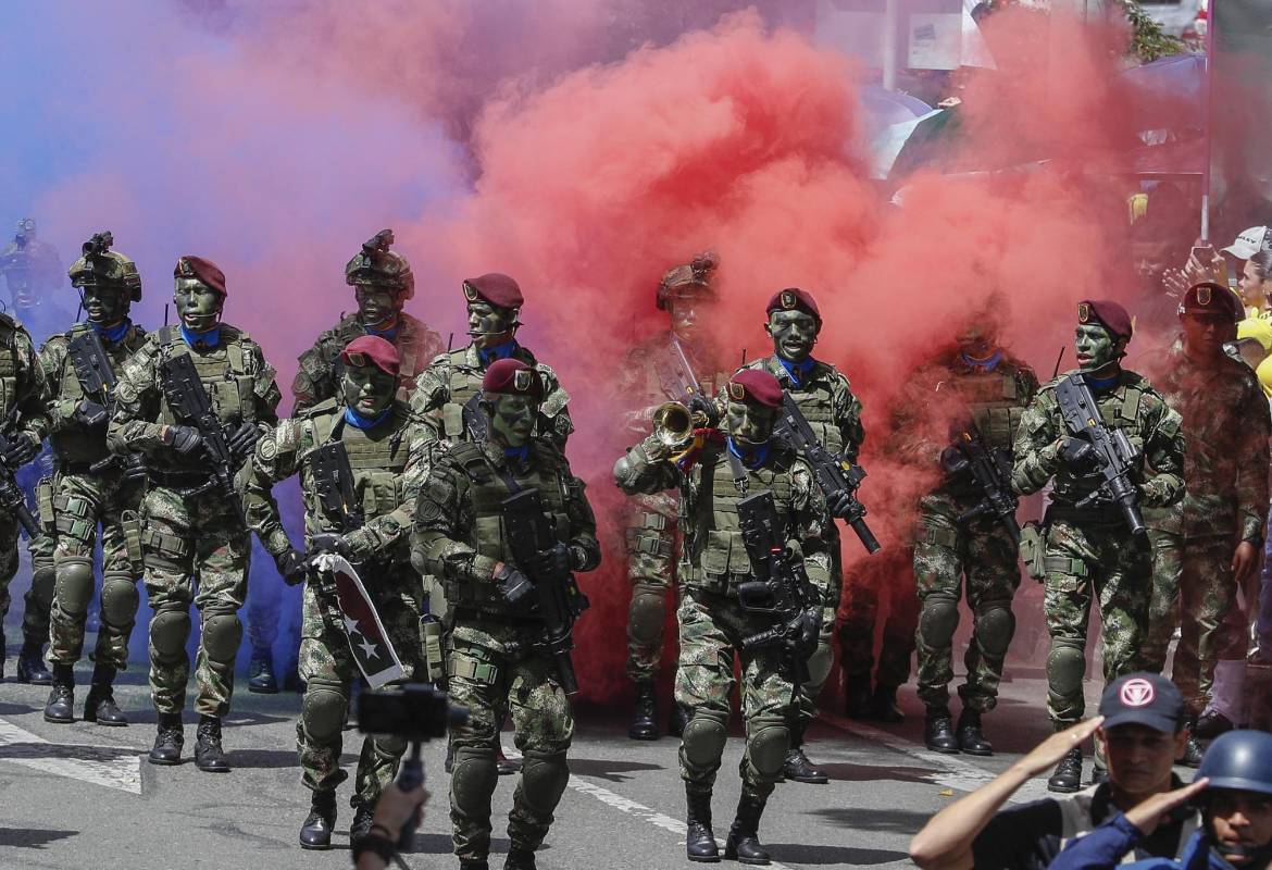 La fiesta de independencia colmó la carrera 70 de Medellín, las Fuerzas Militares, los cuerpos de rescate y los indígenas compartieron con la gente que se volcó a las calles. Foto: Manuel Saldarriaga Quintero.
