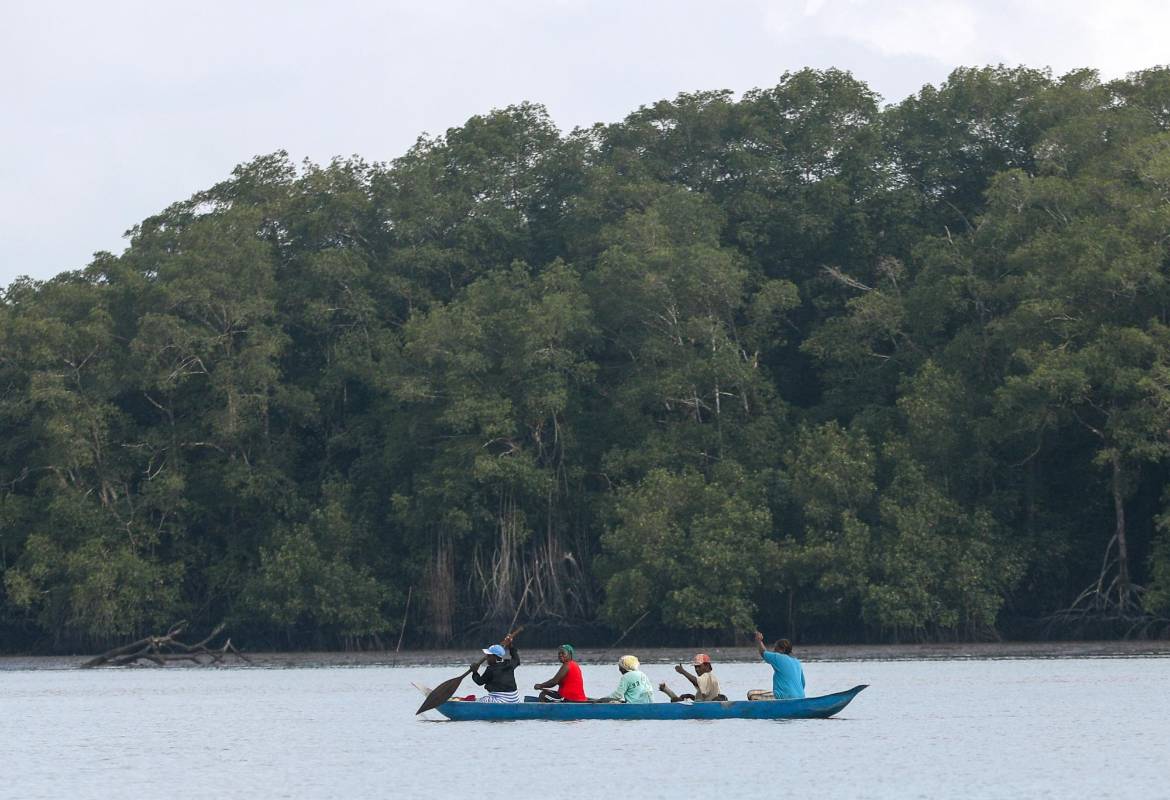  Mujeres hacen recorrido por el río Guapí en el pacifico colombiano. Foto: Manuel Saldarriaga Quintero