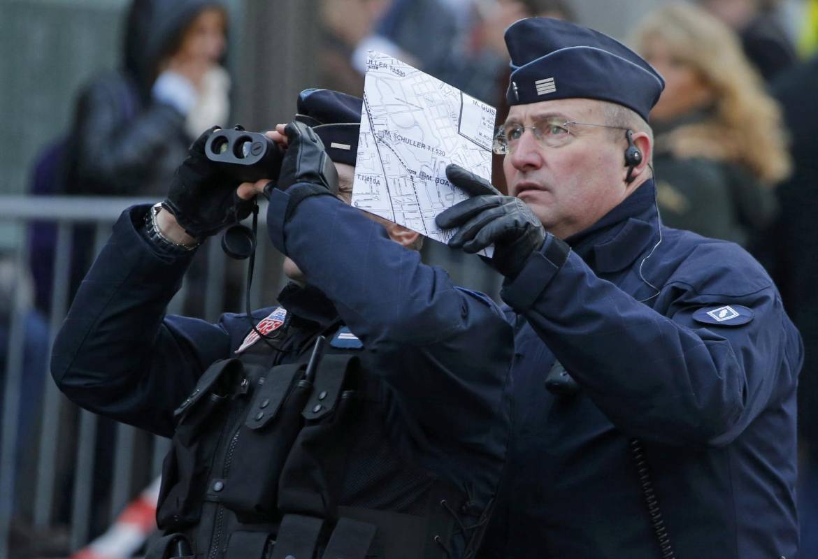 Más de 2.000 policías protegían la manifestación de este domingo, además de las decenas de miles que ya custodian sinagogas, mezquitas, escuelas y otros lugares en toda Francia. FOTO REUTERS