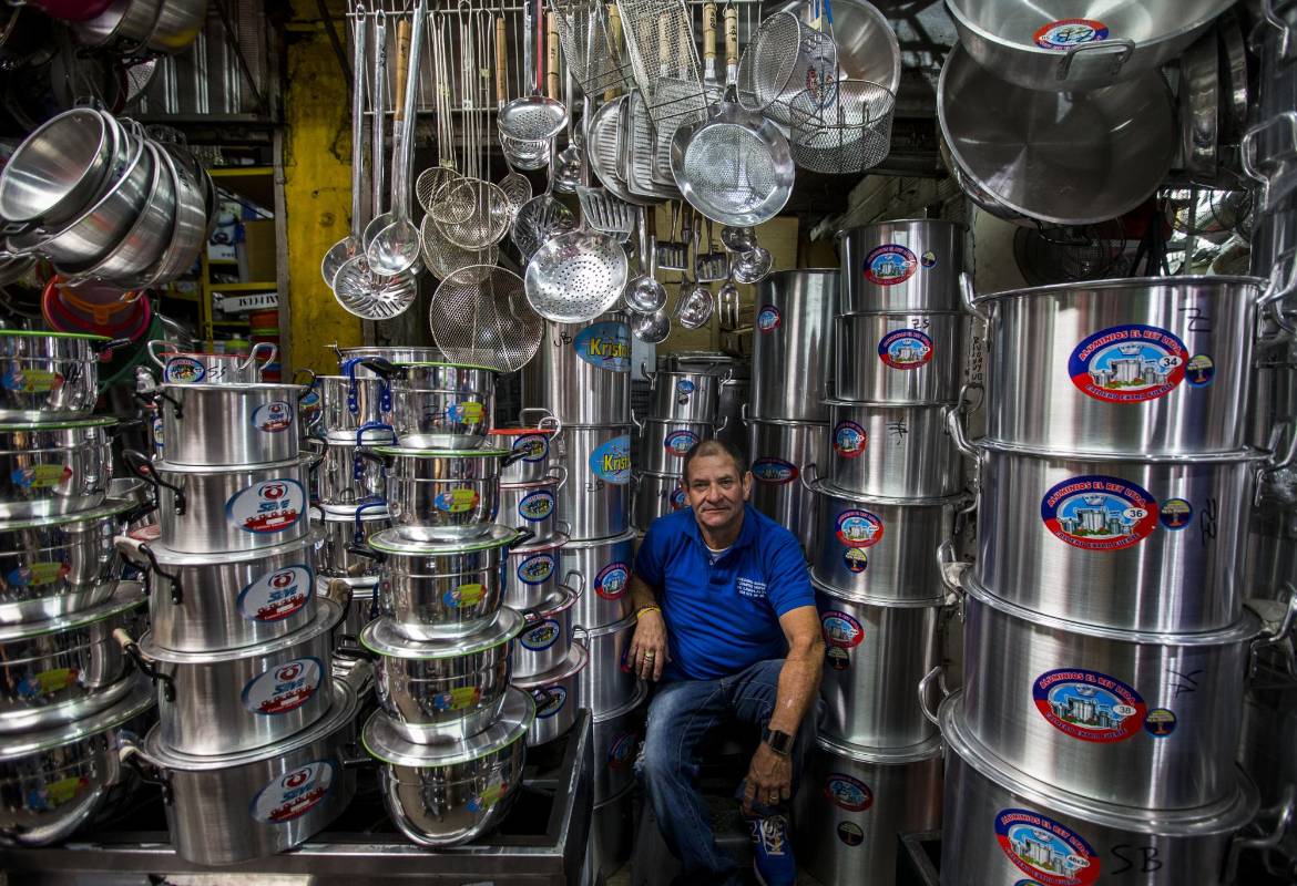 Duvian Vergara, es experto en articulos de cocina de sus 52 años de vida, 28 los ha dedicado al comercio en la Minorista. Foto: Julio césar Herrera