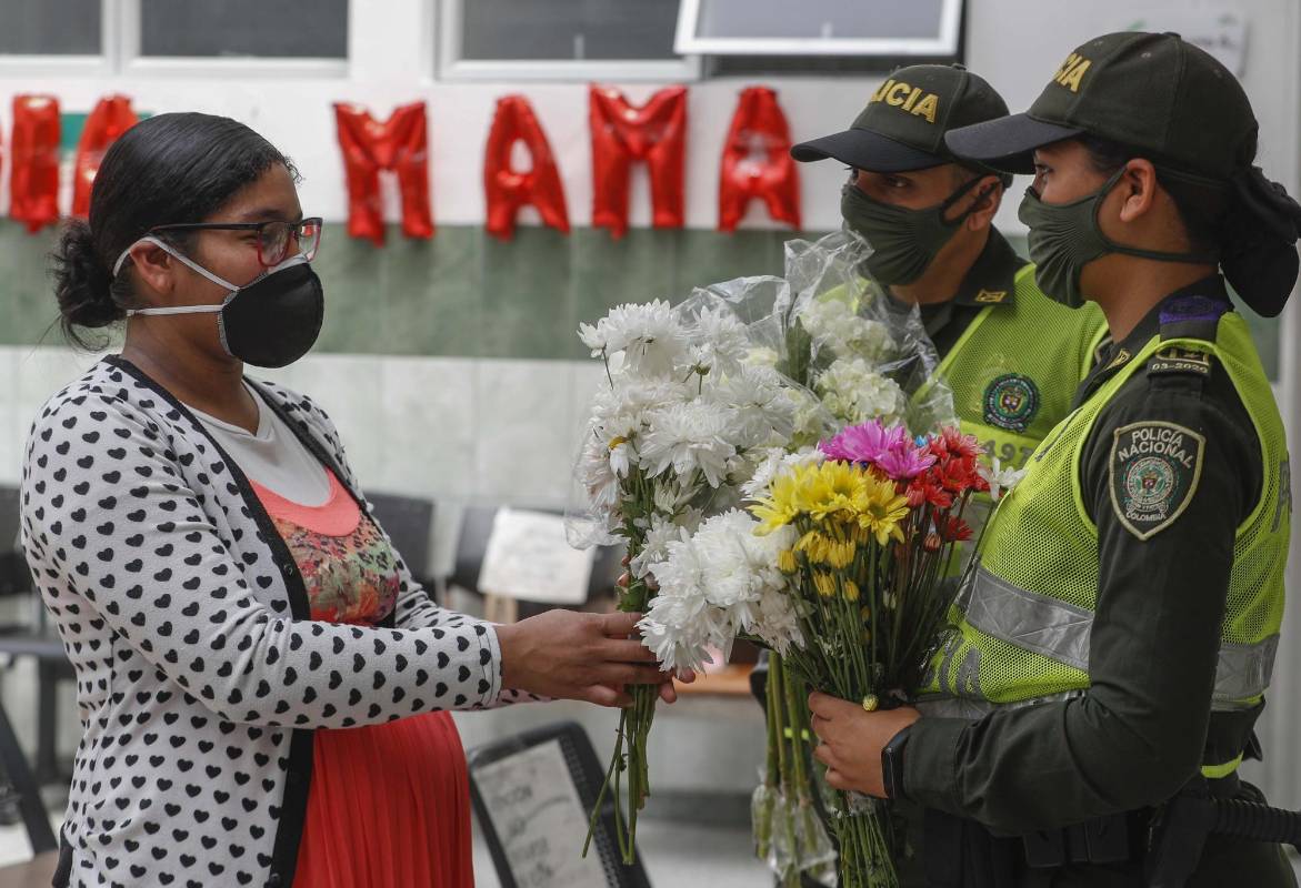 Sorprendidas quedaron las madres en la unidad intermedia la piloto del barrio Manrique de Medellín, cuando llegaron miembros de la policía Metropolitana acompañados de un conjunto de mariachis a celebrarles su día especial. Foto: Manuel Saldarriaga Quintero.