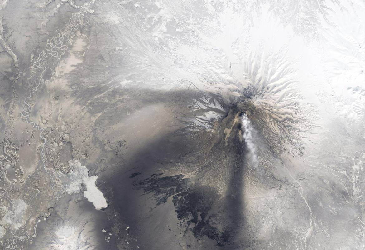 El Anillo de Fuego es una de las zonas geológicamente más activas del planeta. Hay más de 300 volcanes en la península de Kamchatka, incluyendo 29 que están activos. Durante unos 30 minutos el 10 de abril de 2019, el siempre inquieto volcán Shiveluch elevó un penacho de gas volcánico y cenizas a unos 8 kilómetros en el frío aire siberiano.FOTO Lauren Dauphin, usando datos del servicio geológico de Estados Unidos y del NASA EOSDIS/LANCE y GIBS/Worldvie.