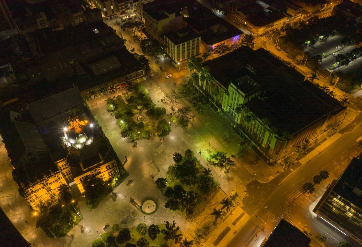 Para este fin de semana se decreta de nuevo la cuarentena, que va desde las 00:00 del viernes 24 hasta las 23:59 del domingo 26 de julio. Así luce Medellín nocturna desde el cielo. Foto: Manuel Saldarriaga Quintero