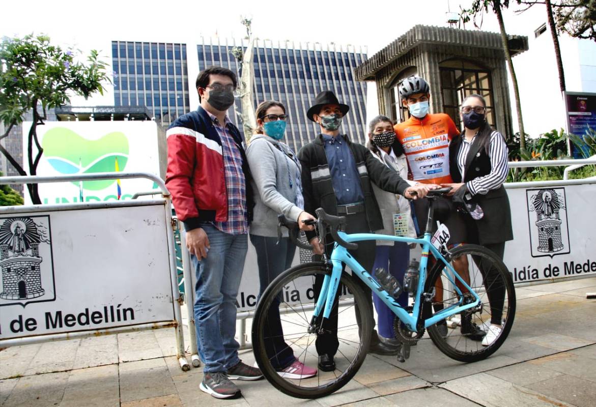 Antes de tomar la partida en la última etapa de la competencia, Camargo, nacido en Boyacá, compartió con sus padres y otros familiares. FOTO @luisenciclismo