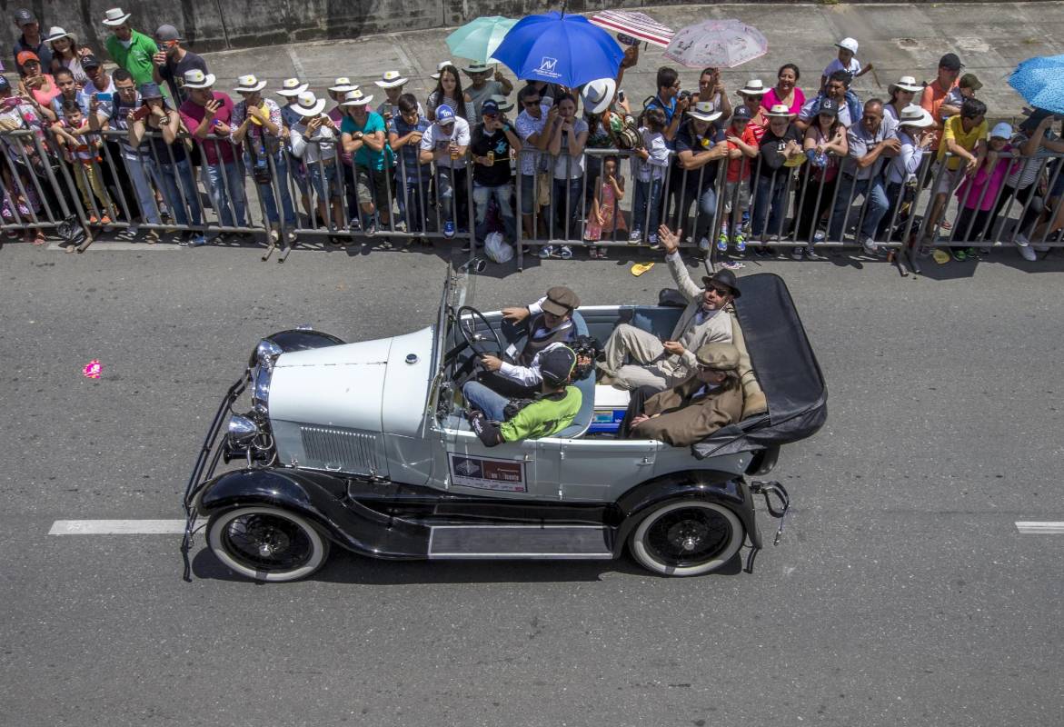 En los carros, los ocupantes iban vestidos a la usanza del año del vehículo. FOTO Juan Antonio Sánchez