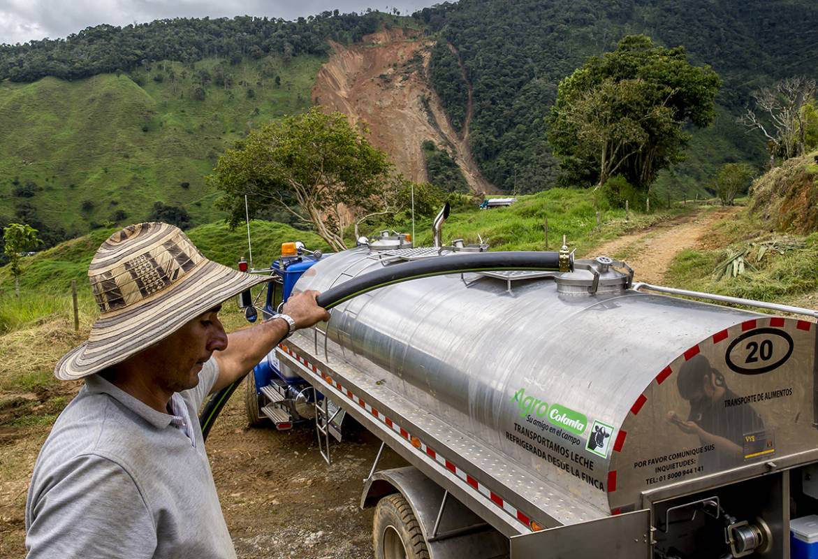 Hasta el momento ya se han evacuado más de 100.000 litros de leche. Foto Juan Antonio Sánchez Ocampo