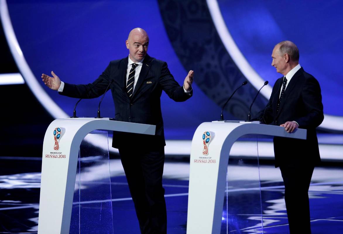Gianni Infantino, presidente de la Fifa, y Vladímir Putin, presidente de Rusia, le dieron inicio al sorteo. FOTO EFE