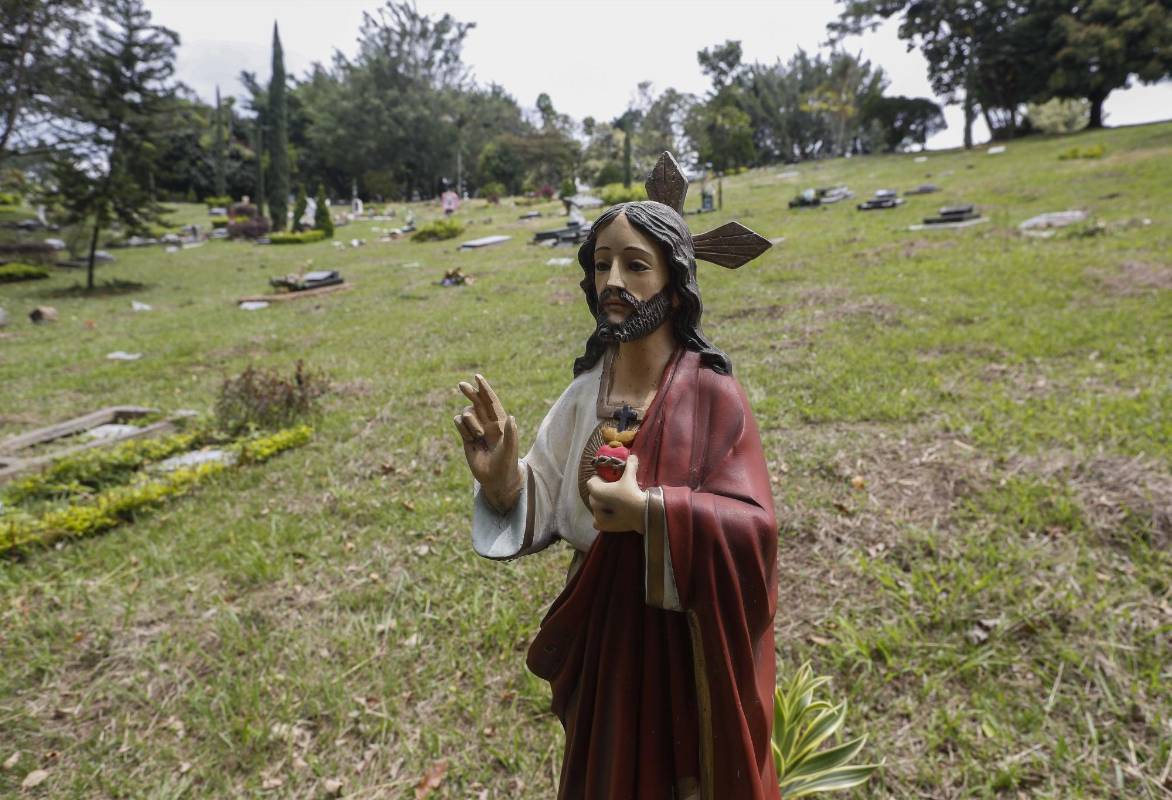En las ceremonia y velaciones hay espacios demarcados. Los contagiados por covid - 19 no son velados si no cremados, y las cenizas se devuelven a su familia. Foto: Manuel Saldarriaga Quintero