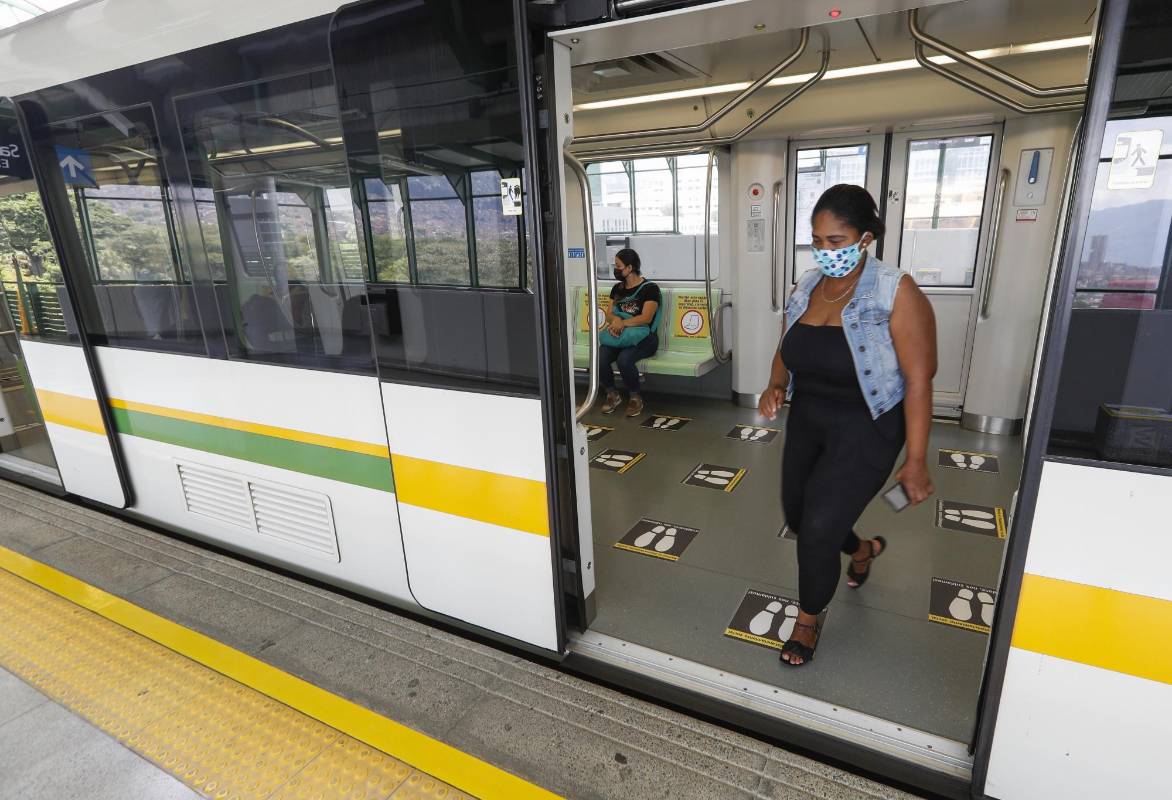Permitirá un aforo de hasta el 35% en trenes, tranvías, buses y cabinas de metrocable para evitar aglomeraciones. Foto: Manuel Saldarriaga Quintero