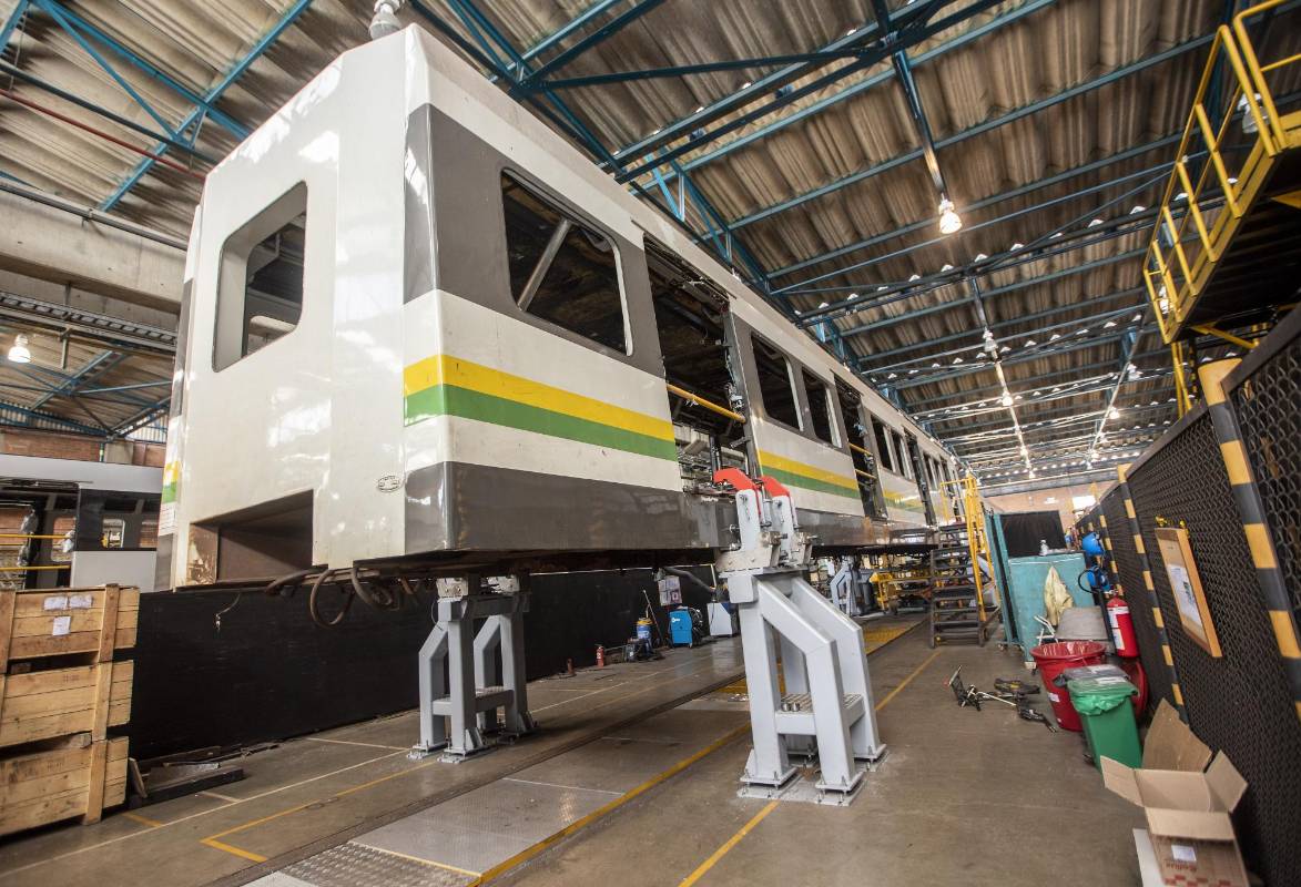Los trenes 19 y 22 de la serie MAN, de los cuarenta y dos de la primera generación del Metro de Medellín, entraron a mantenimiento general en los talleres del Metro en Bello. Foto: Camilo Suárez 