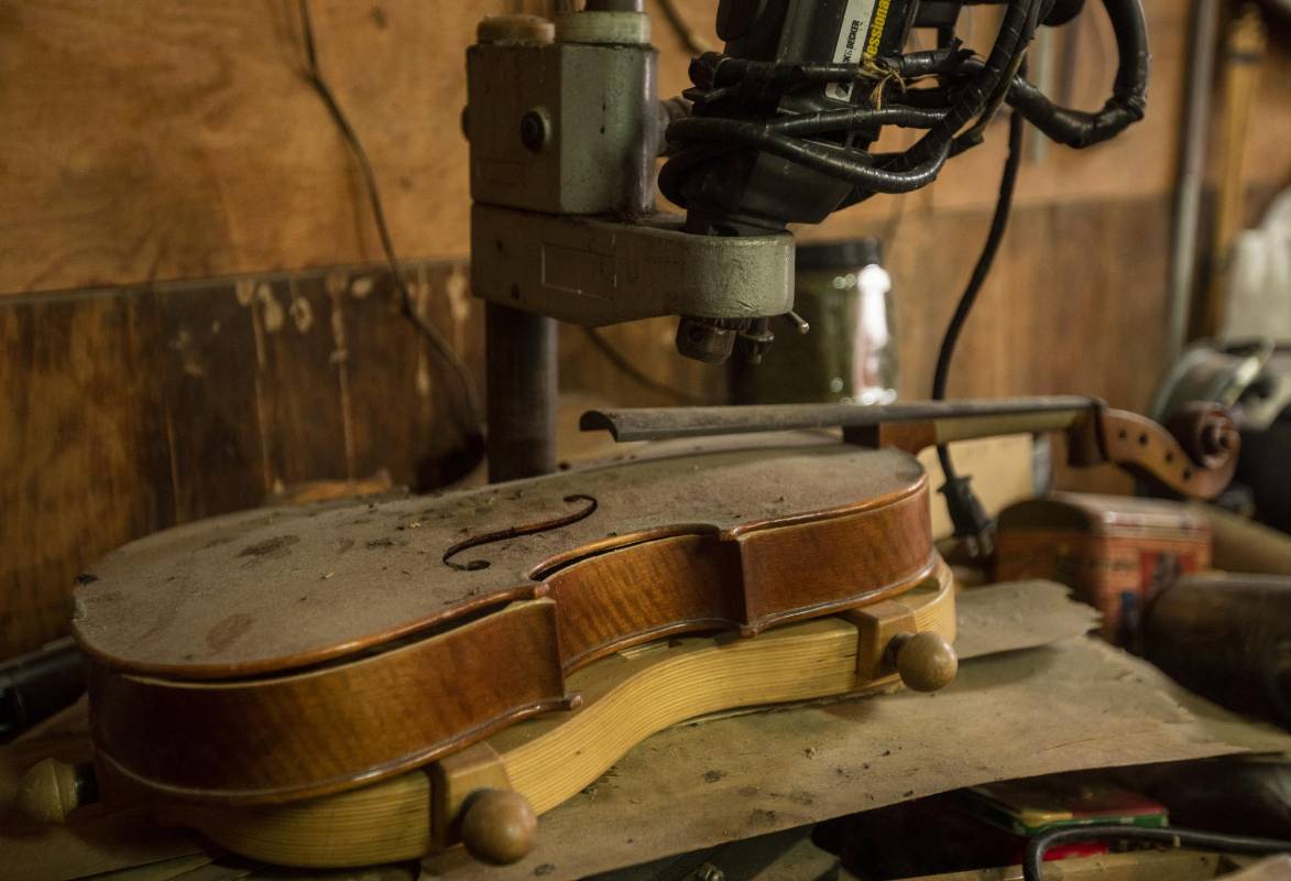 “La lutería me permite conocer a músicos a los que les ayudo a mejorar y a poner apunto sus instrumentos.” Foto. Camilo Suárez