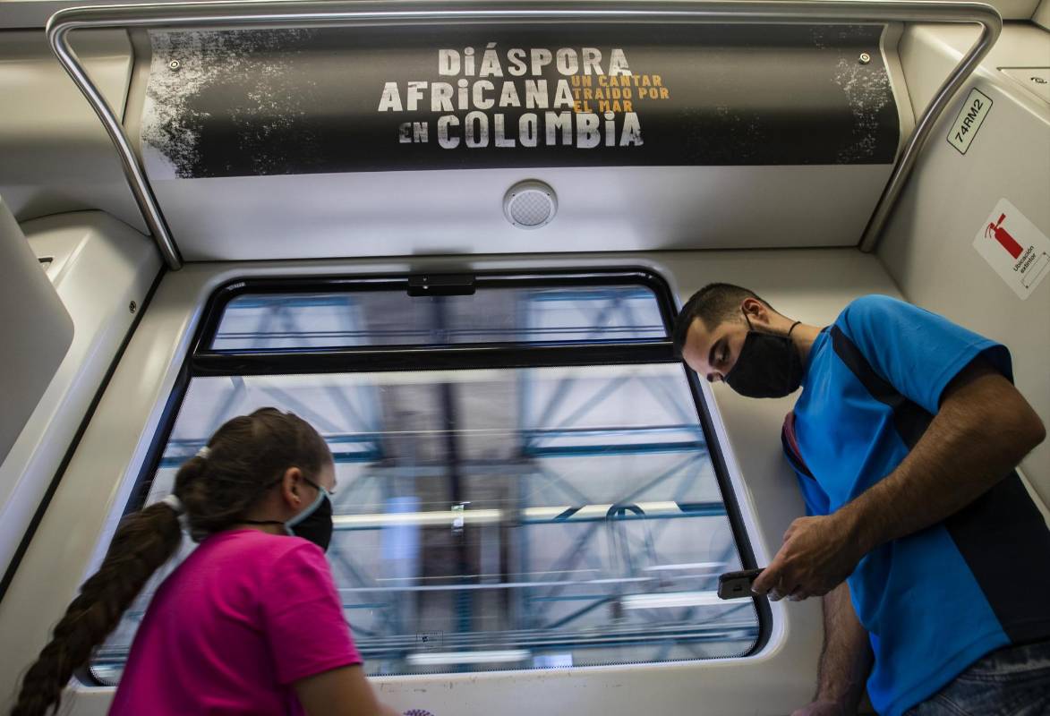 El Metro conmemora la obra de 12 escritores afrocolombianos. Se trata fragmentos de poemas que están escritos dentro de tres vagones en la edición de la 14 fiesta del libro en Medellín. Foto: Manuel Saldarriaga Quintero.