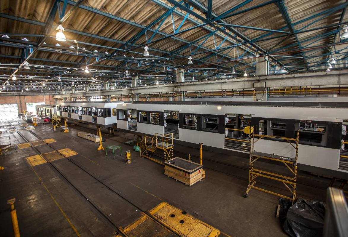 Los trenes 19 y 22 de la serie MAN, de los cuarenta y dos de la primera generación del Metro de Medellín, entraron a mantenimiento general en los talleres del Metro en Bello. Foto: Camilo Suárez 
