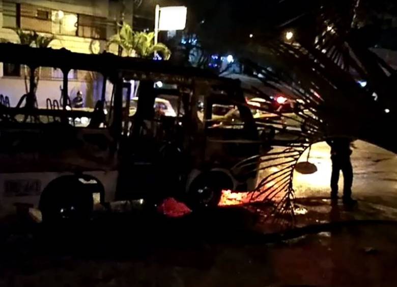 El vehículo fue quemado en la calle San Juan. FOTO CORTESÍA