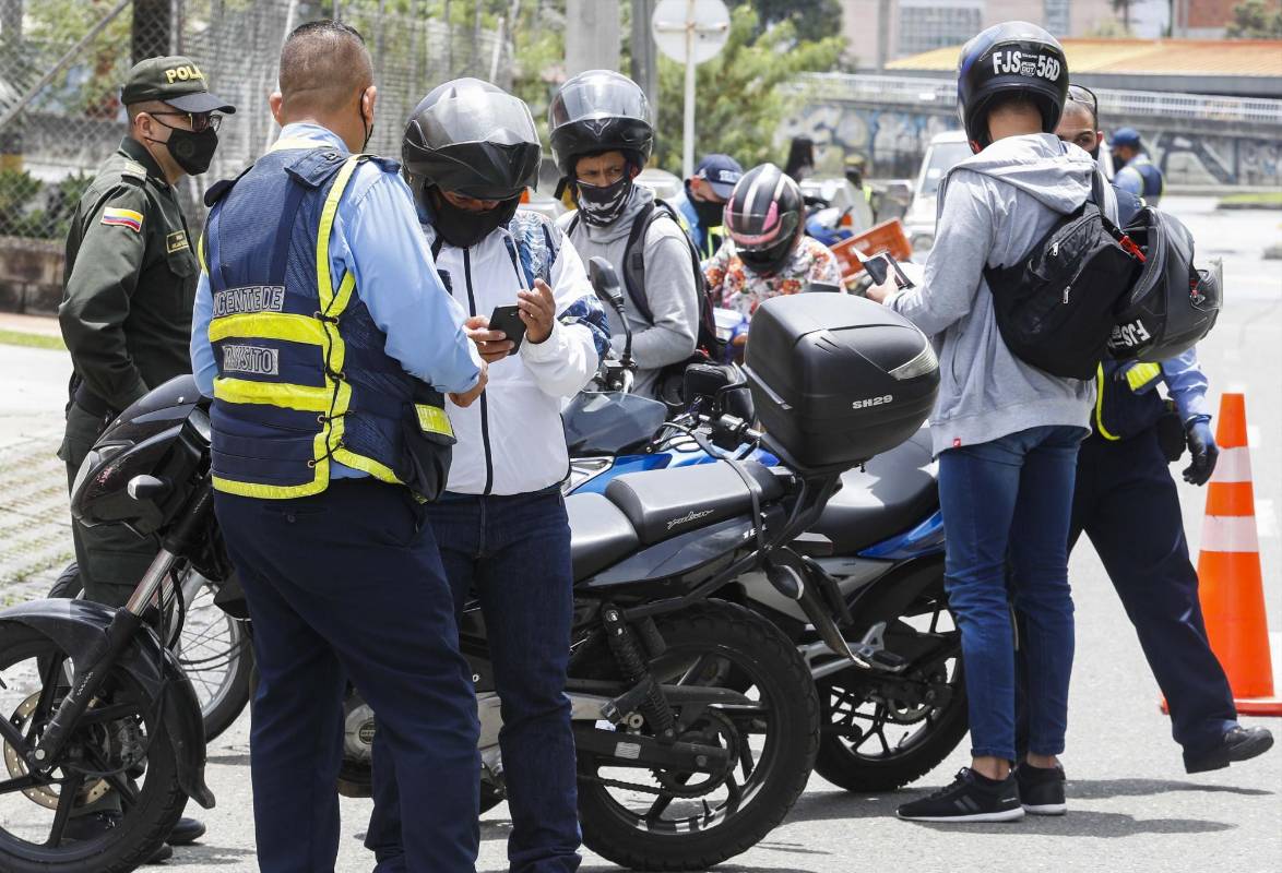 Así se veían las vías del municipio de Sabaneta, en el sur del Valle del Aburrá, este fin de semana de cuarentena total. Algunas personas salieron a las calles haciendo caso omiso a las restricciones y fueron sancionadas con una multa de $936.320. FOTOS MANUEL SALDARRIAGA QUINTERO