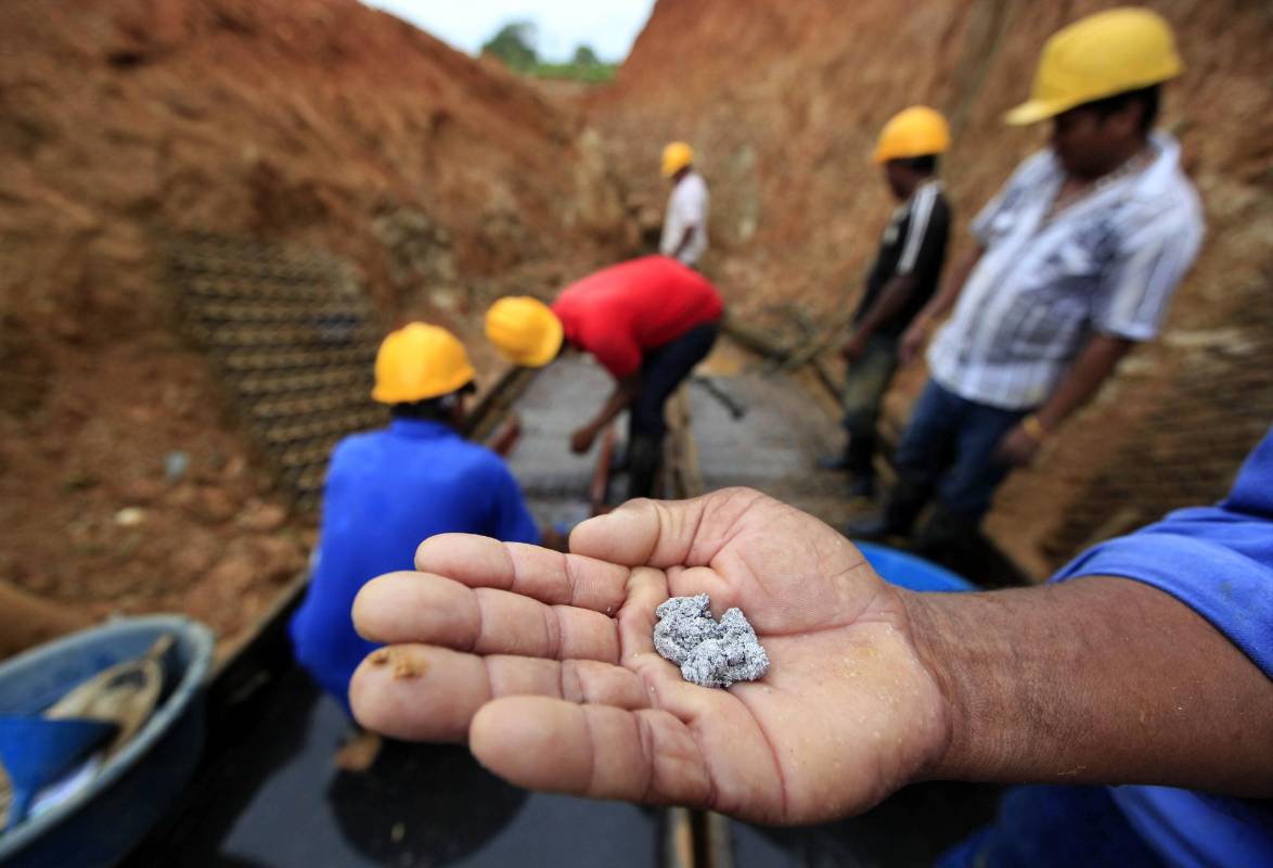 Esta es la amalgama. Los mineros sufren dermatitis en sus manos y pérdida de uñas cuando entran en contacto con este metal. Además presentan temblores en manos y disfunciones motrices. FOTO MANUEL SALDARRIAGA