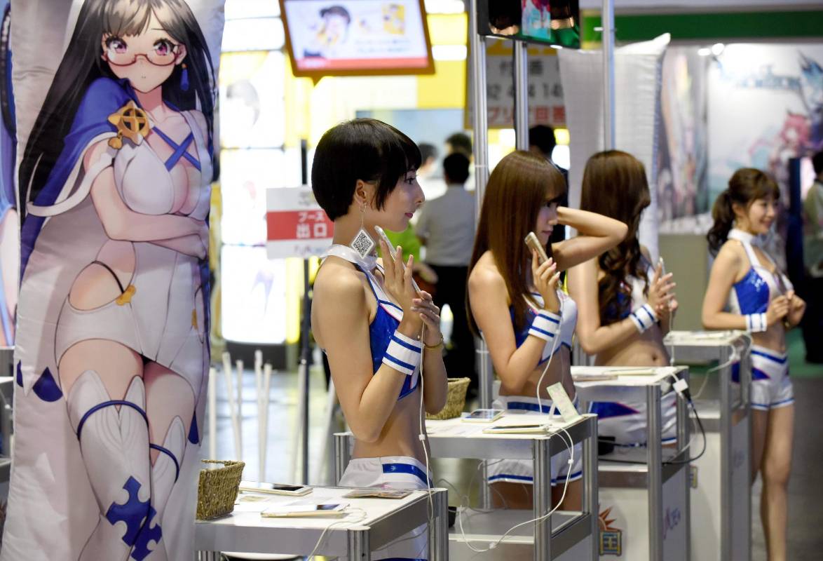 Los celulares se unen a la fiebre de la realidad virtuan en cuanto a videojuegos. FOTO AFP