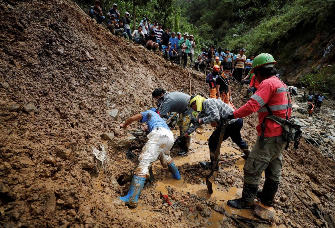 Miembros de los servicios de rescate continúan con la búsqueda de víctimas de un daño causado por el tifón Mangkhut en la localidad de Ucab en el municipio de Itogon, Filipinas. Foto: EFE