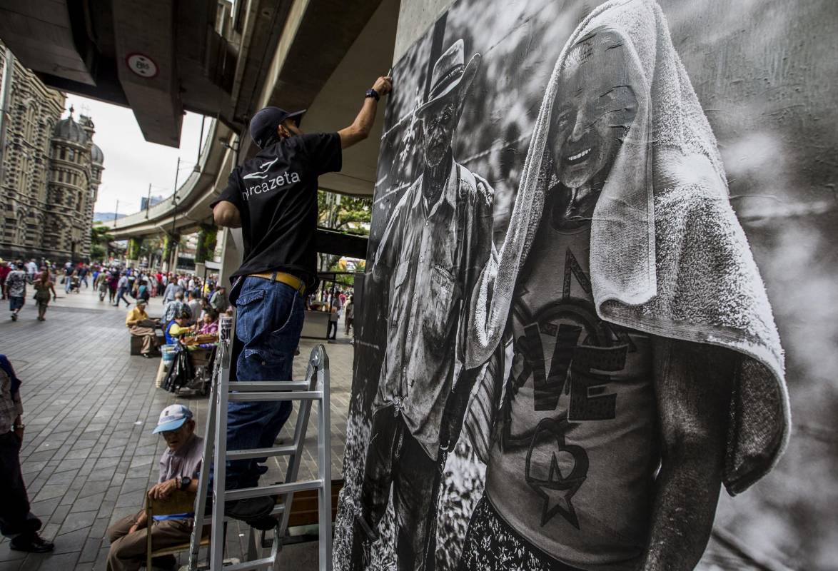 La obra Identidades está compuesta por 32 retratos en blanco y negro de gran formato, que están ubicados en los bajos de la estación Parque Berrío del Metro de Medellín. Foto: Julio César Herrera