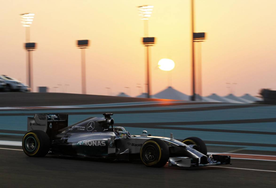 En el combate entre los dos monoplazas de Mercedes para ganar el Mundial, Hamilton comenzó a marcar territorio desde el principio. FOTO REUTERS
