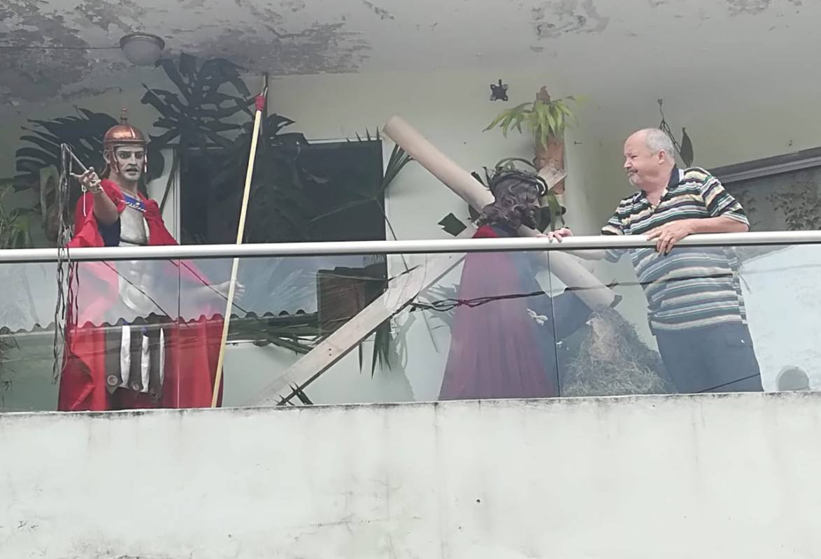 En Envigado, al sur del Valle de Aburrá, los habitantes organizaron altares en sus balcones. Foto: Manuel Saldarriaga. 
