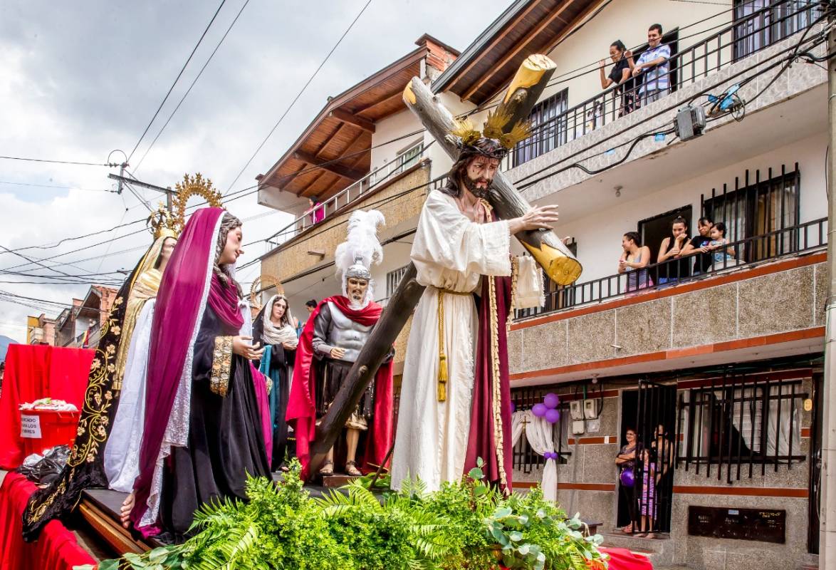 En este municipio del sur, el viacrucis lo lideró el padre Pedro Pablo Agudelo de la parroquia del barrio San Pio. Al mismo tiempo que se hacían las oraciones se recogían donaciones en alimentos y dinero para los más pobres. Foto: Juan Antonio Sánchez. 