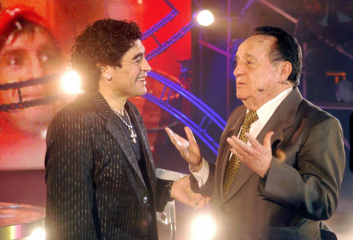 Pero la televisión no fue solo su fuerte también protagonizó películas mexicanas, escritas y actuadas por él mismo como El Chanfle y El Chanfle 2 Don Ratón y Don Ratero, Charrito y Música de viento.