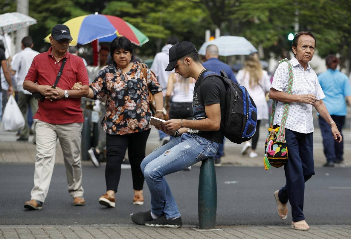 En medio de la agitada rutina de la ciudad, lectores espontáneos aprovechan un momento de calma para leer un buen libro. Foto: Manuel Saldarriaga.