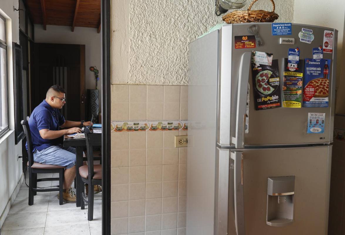 Diferentes formas y espacios utilizan hoy por hoy muchos niños, adolescentes y jóvenes para cumplir con la jornada educativa desde sus casas, ante la pandemia por covid-19, que postergó el regreso a las aulas educativas. FOTO MANUEL SALDARRIAGA QUINTERO