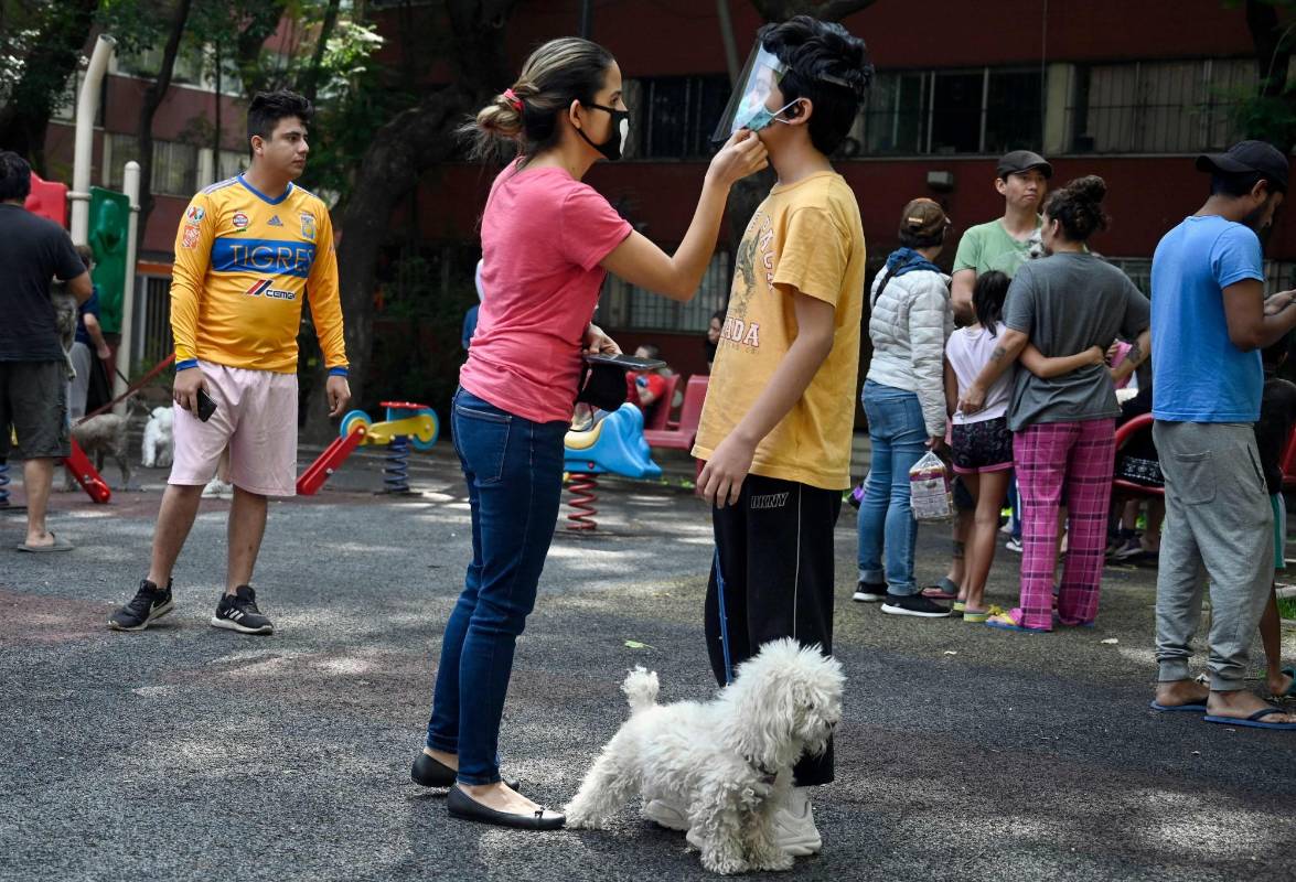 En medio de la confusión, el llamado de las autoridades fue a no dejar de usar los elementos de protección personal para prevenir el coronavirus. Cumplir con el distanciamiento social fue imposible. FOTO AFP