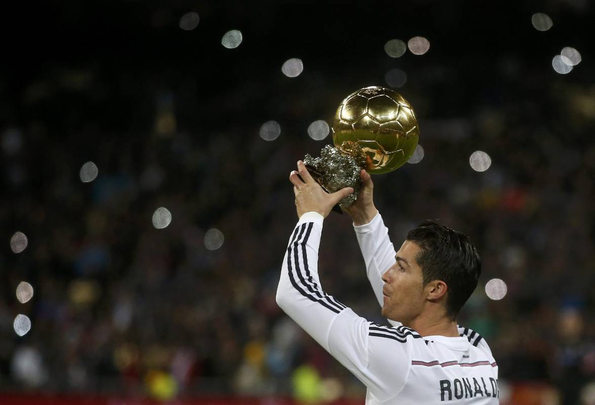 Ronaldo presumió de su tercer trofeo luego de los que consiguió la temporada pasada y en 2008 con el Manchester United. FOTO REUTERS