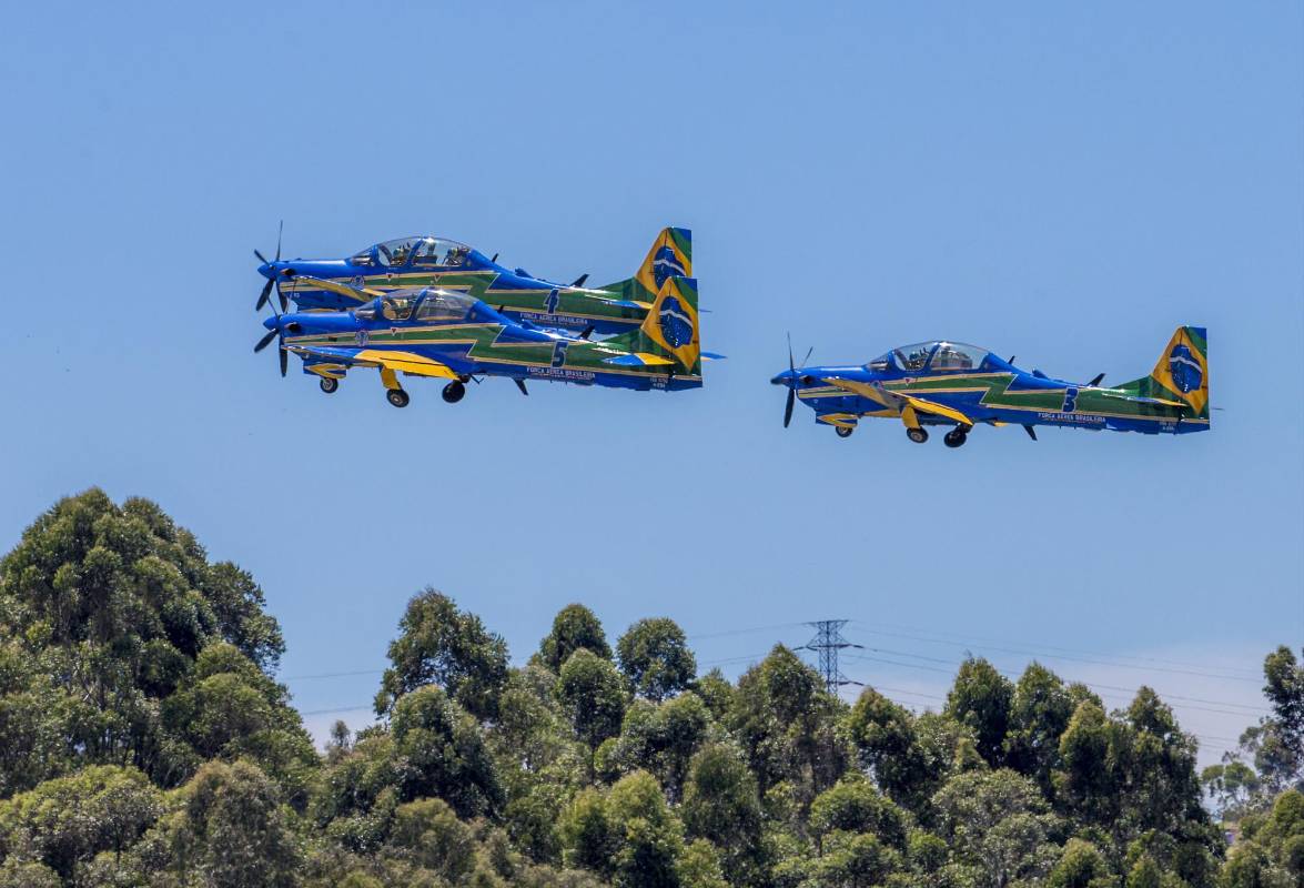 Frente a un alto número de asistentes, los aviones surcaron el cielo en medio de un sol resplandeciente. FOTO JUAN ANTONIO SÁNCHEZ