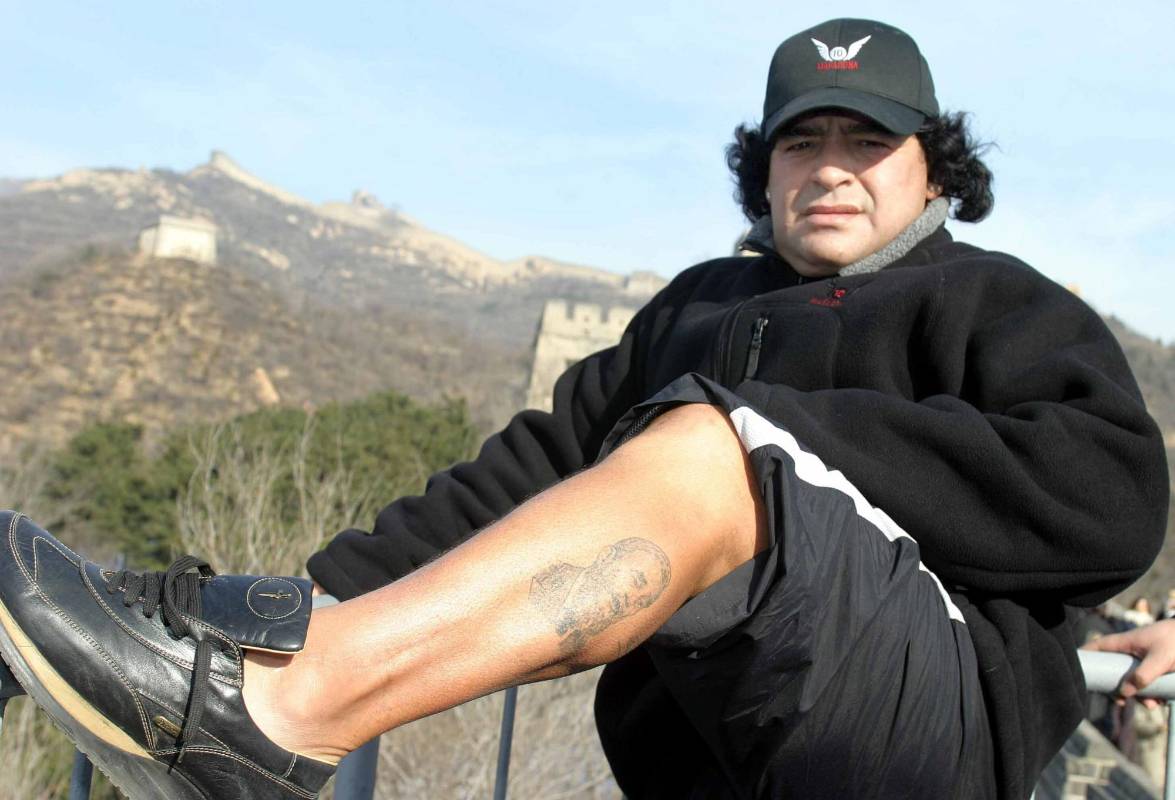 Talentoso como pocos, polémico en lo político, Diego Armando Maradona tuvo una vida de altibajos, desde coronarse campeón del mundo hasta luchar contra las drogas. Foto: EFE